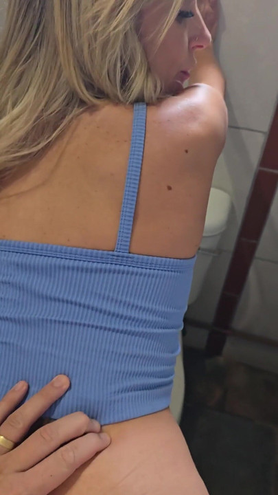 Si Dia berjalan masuk ke dalam bilik air dan mengongkek pepek saya | Klip 1