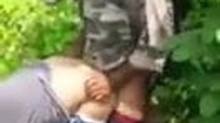 Soldado se folla a un chico local en la frontera