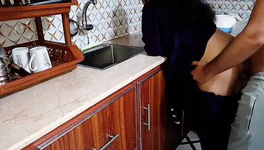 Hintli koca mutfakta karısıyla seks yapıyor