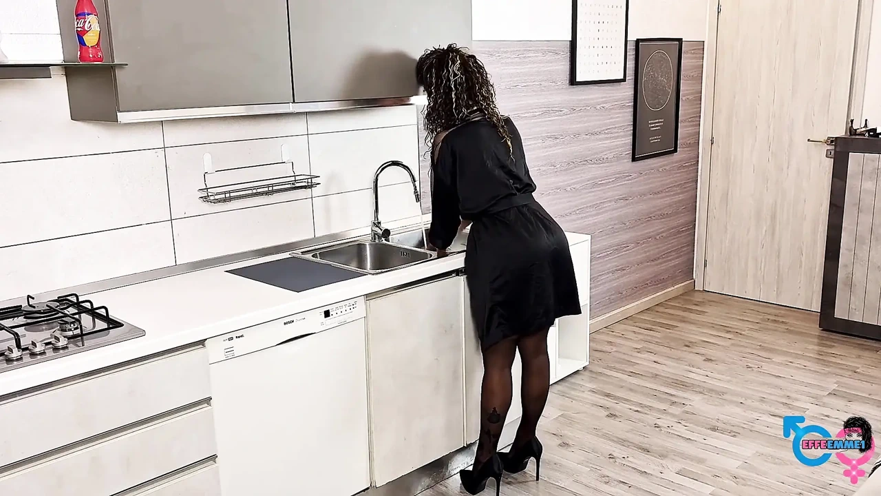 埃菲穿着内衣和高跟鞋洗碗, 屁股被操......