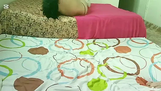 Güzel desi orta yaşlı seksi kadın büyük anal ve gırtlağına kadar alıyor