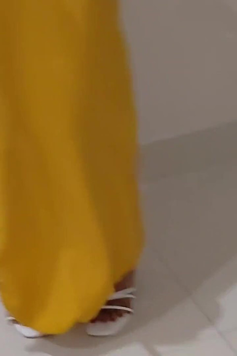 בחורה לוהטת רוקדת בעירום