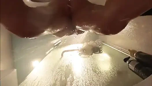 Webcam di bawah saudara tiri mandi. Memek be basah setelah ngentot sama pacarnya