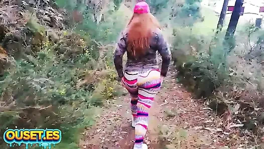 Atemberaubendes Mädchen mit riesigem Hintern wird im Busch von einem guten Schwanz gefickt