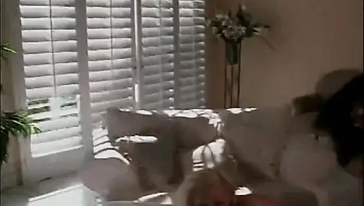 İki yaramaz orta yaşlı seksi kadın tutkulu lezbiyen oyununda şımartılıyor