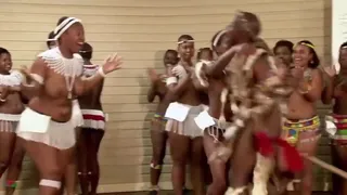 Топлесс девушки из Зулу с большими жопами и сиськами выглядят счастливыми
