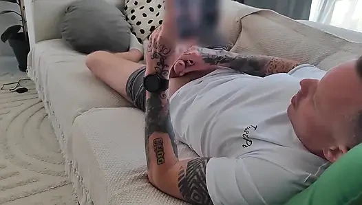 Üvey kız kardeşim beni mastürbasyon yaparken yakaladı ve boşalmama yardım etti!