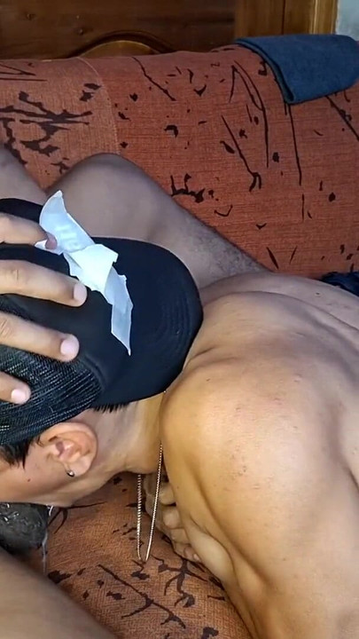 毫无保留地享受深喉口交，我像一个顺从的婊子一样接受它，以至于我让嘴巴插屁股 |剪辑 1