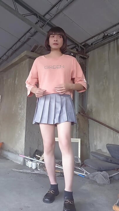 Cewek sange ini lagi asik muasin lubang pantatnya pakai rok mini warna putih, dan di teras rumah