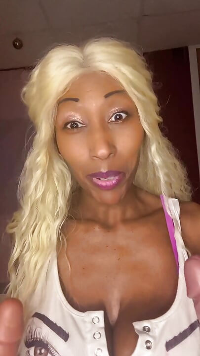 Loira chupa cockdildo melhor do que outras meninas?