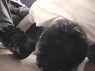 Lambendo tenis Osiris gostoso do amigo