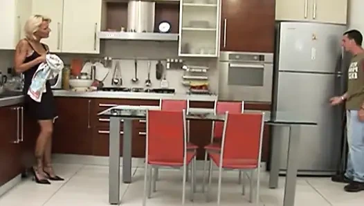 Istri hot ini dientot habis-habisan sampai tenggorokan