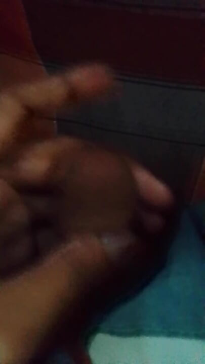 Хлопець насолоджується своїм часом вночі наодинці