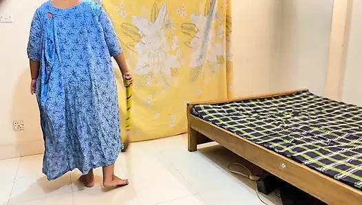 Huge Hanging Milky Tits & Ass Hot Indonesia Muslim Aunty Clean My Room & Try to Seduce Me for Sex