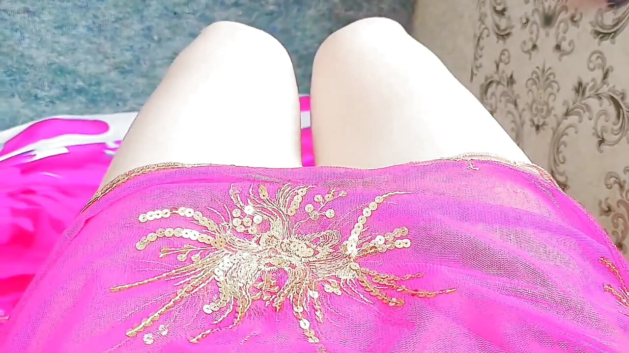 Svůdný crossdresser si hraje nevinně, ale vypadá tak sprostě
