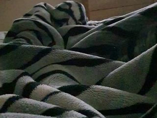 Maagdelijke moslima betrapt op camera masturberen onder een deken