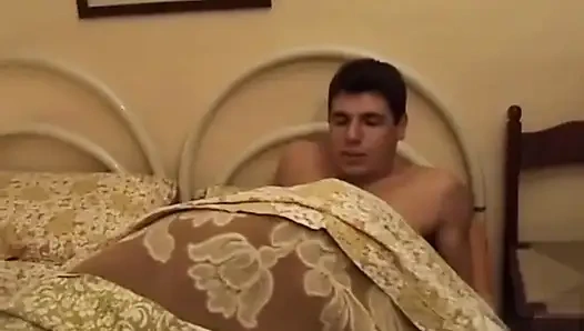 Seksi sarışın orta yaşlı seksi kadın genç adamla anal seks yapıyor