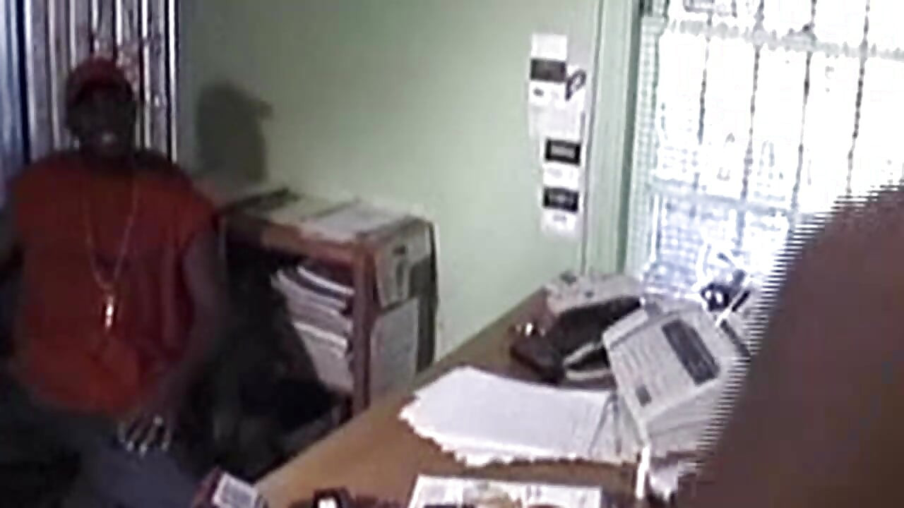 Sorridente morena mostra peitões e chupa pau latejante