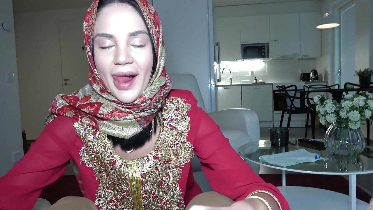Adik tiri berhijab dientot sama abang tirinya yang muslim