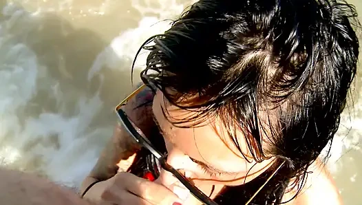 Siyah saçlı dövmeli bebek plajda sikişmek için alınıyor