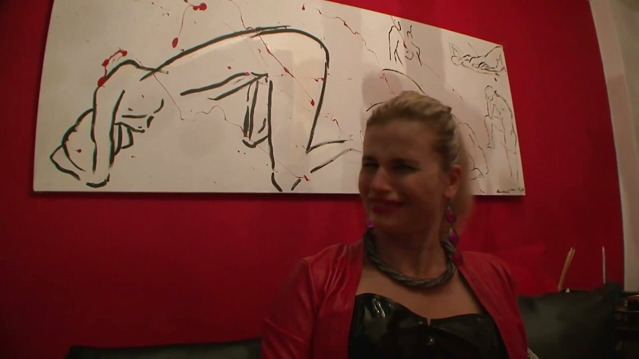 Gefesselte Nippelqualen und brutales Fisting im Verlies
