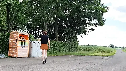Kıyafetleri çöplükte boşaltıyor ve çıplak yürüyor