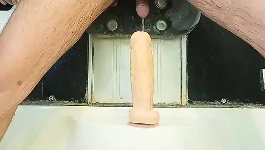 Mulatto dildoya atlıyor ve işiyor