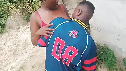 Sein schritt kam zu ihr nach hause und wollte ihn für einen freund schicken, er fing an, sie zu küssen und fickte sie, während sie ihre übung machte