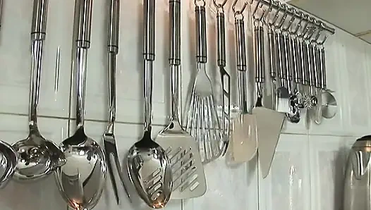 Возбужденный парень проникает с темноволосой пумой на кухне