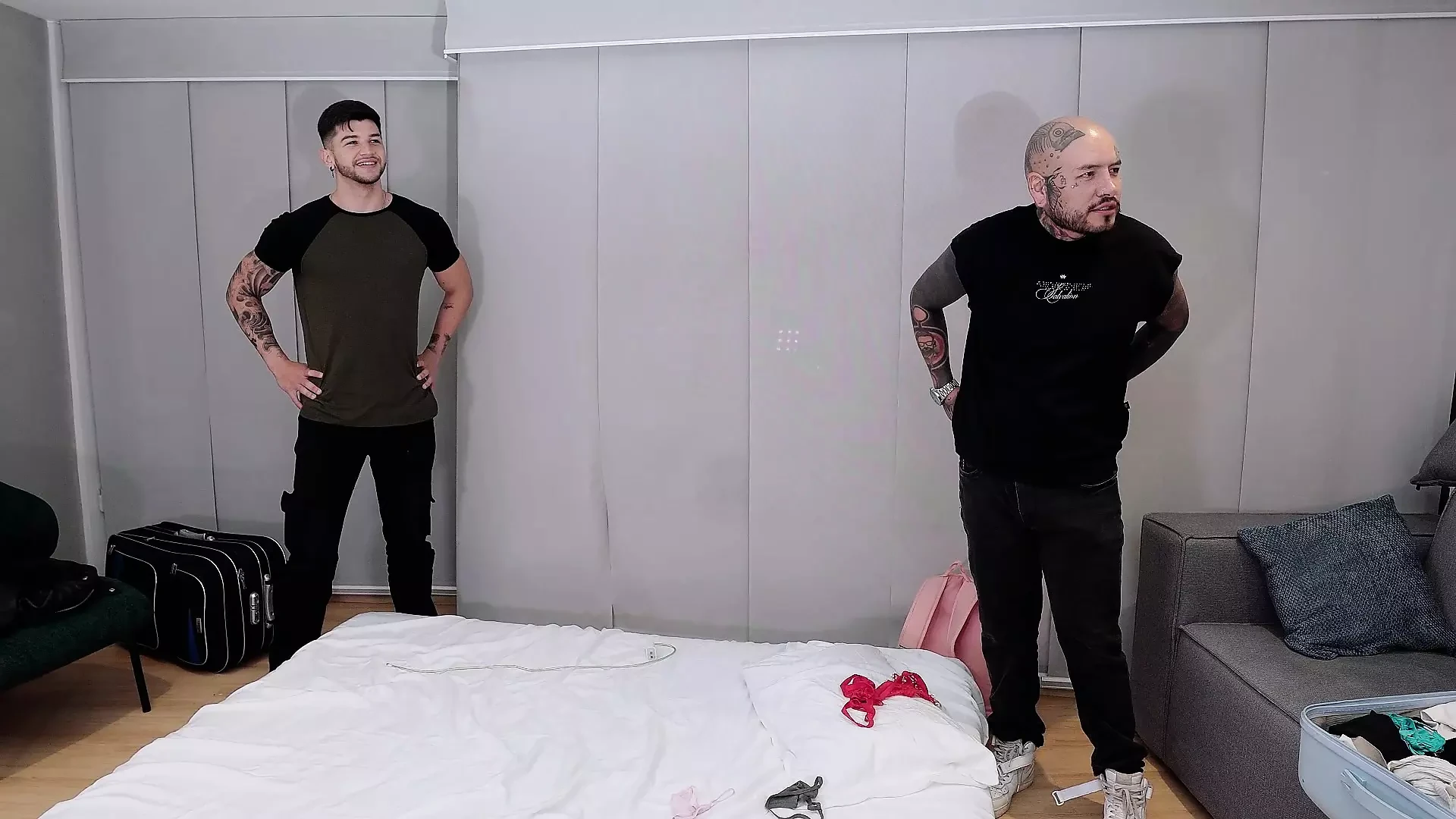 Moglie traditrice che fa sesso a tre con i vicini, NON VUOLE GEMERE per non fare rumore.
