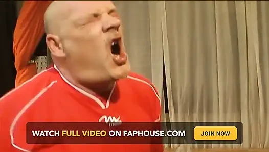 Cewek rambut cokelat nyepong dildo ukuran raksasa di pesta seks gangbang liar