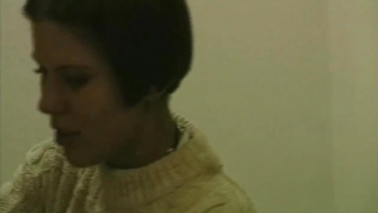 Menina tímida leva ele cuidadosamente na boca dela