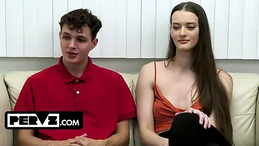 Миниатюрные мясистые Mckenzie Lee и Olivia Madison получают специальное обслуживание от извращенского доктора