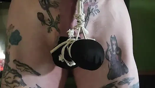 Хорошая девушка развлекается с пыткой яиц, ступнями