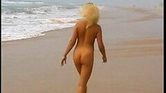 Blondine geneukt op het strand