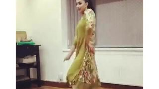 Britse Pakistaanse uni meisje dansen niet -naakt, traditionele niet -naakt