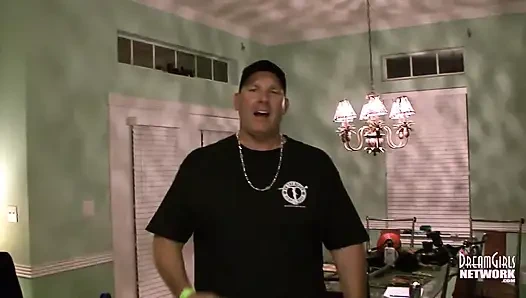 Застенчивую девушку заставили сквиртовать на вечеринке