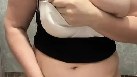 Das Reinigungspersonal erwischte mich beim Masturbieren auf der Toilette des Aysunnnn Mall