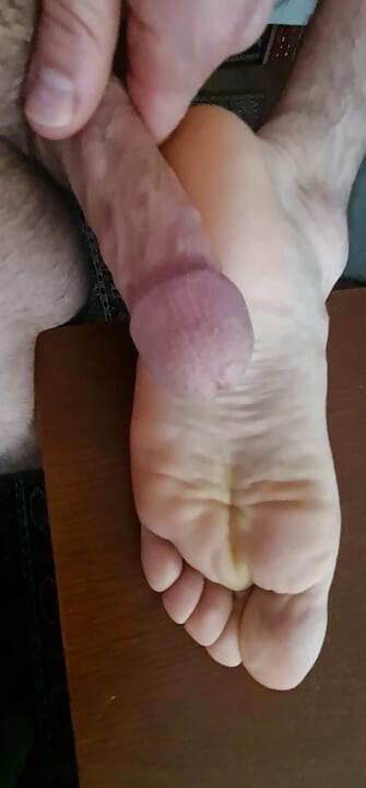 Creamed my wrinkled feet soles with cum