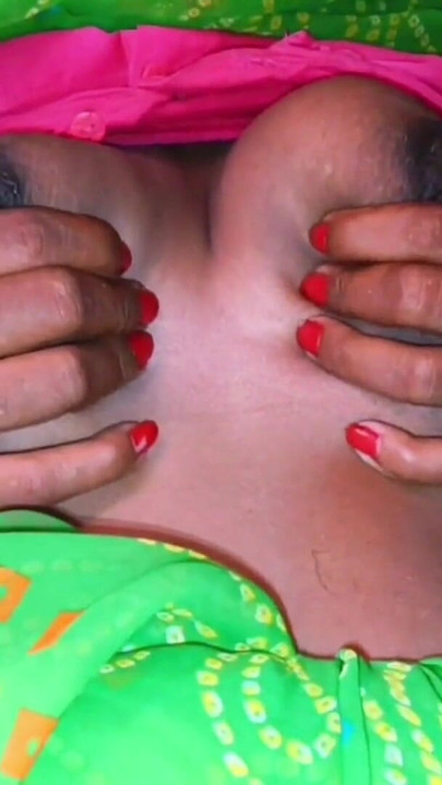 Green saree wali Pregnant madhu chut chudwane ke liye bechain thi husband ne chut me fingaring kar ke madhu rani ka… | Clip 1