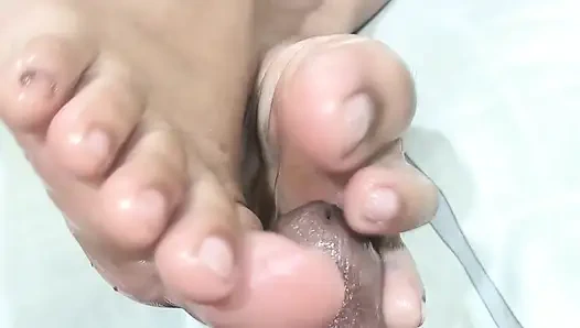 Bu pinay ayakla muamele becerisinden dölünü tutamıyor