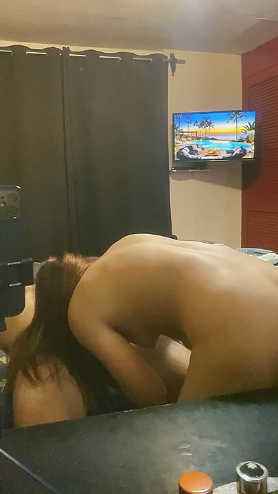 Sexy latina dando dé brincos en la verga y pegando una mamada de garganta profunda
