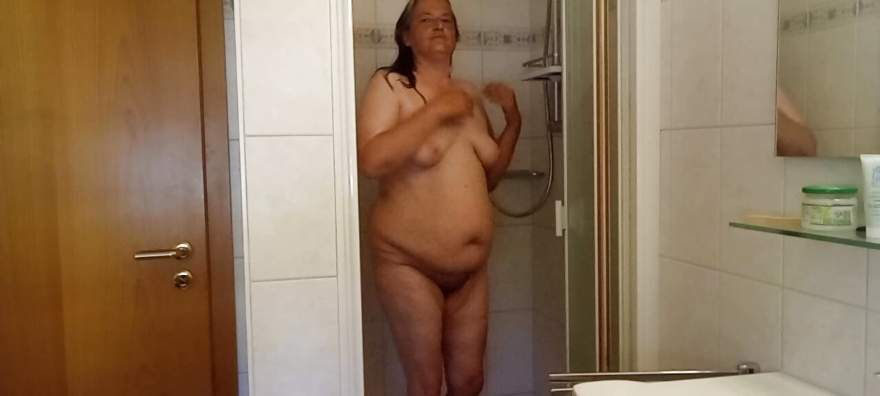 Olgun iri güzel kadın özel duş rutini