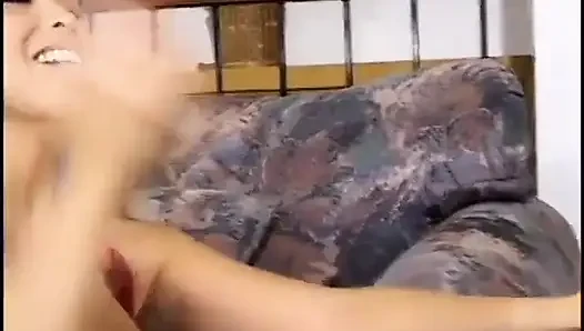 Asyalı orta yaşlı seksi kadın yarağı gırtlağına kadar alıyor ve sonra kanepede sikiliyor