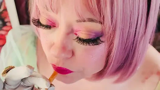 Güzel bir prenses, Tina Snua, chainsmokes 2 mantar sigarası - sarkan snap inhales sürüklenen duman