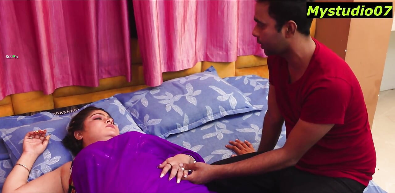 Bie paas larka use poori khushi se chodta hai! sundar larki achaanak seks