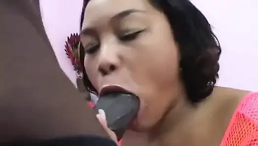 Черная сучка с красивыми сиськами получает сперму в рот после жесткого траха в постели