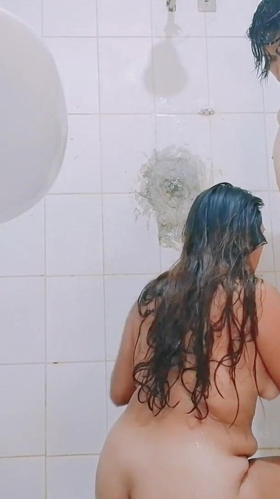 Üvey anne banyo yapıyor ve bana küçük götünü vermesini sağlıyorum | Klip 1