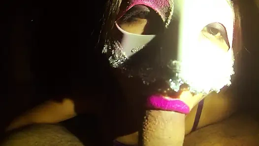 Я даю моему другу минет и оставляю его пенис с много розовой губной помады, и он кончает мне в рот с большим количеством спермы