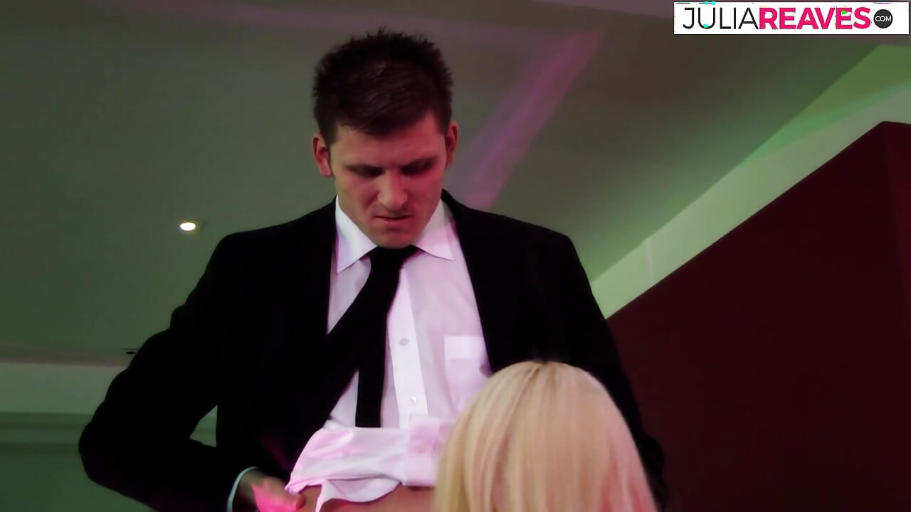 milf jęczy, gdy ogromny kutas wpycha swoją ciasną cipkę głęboko
